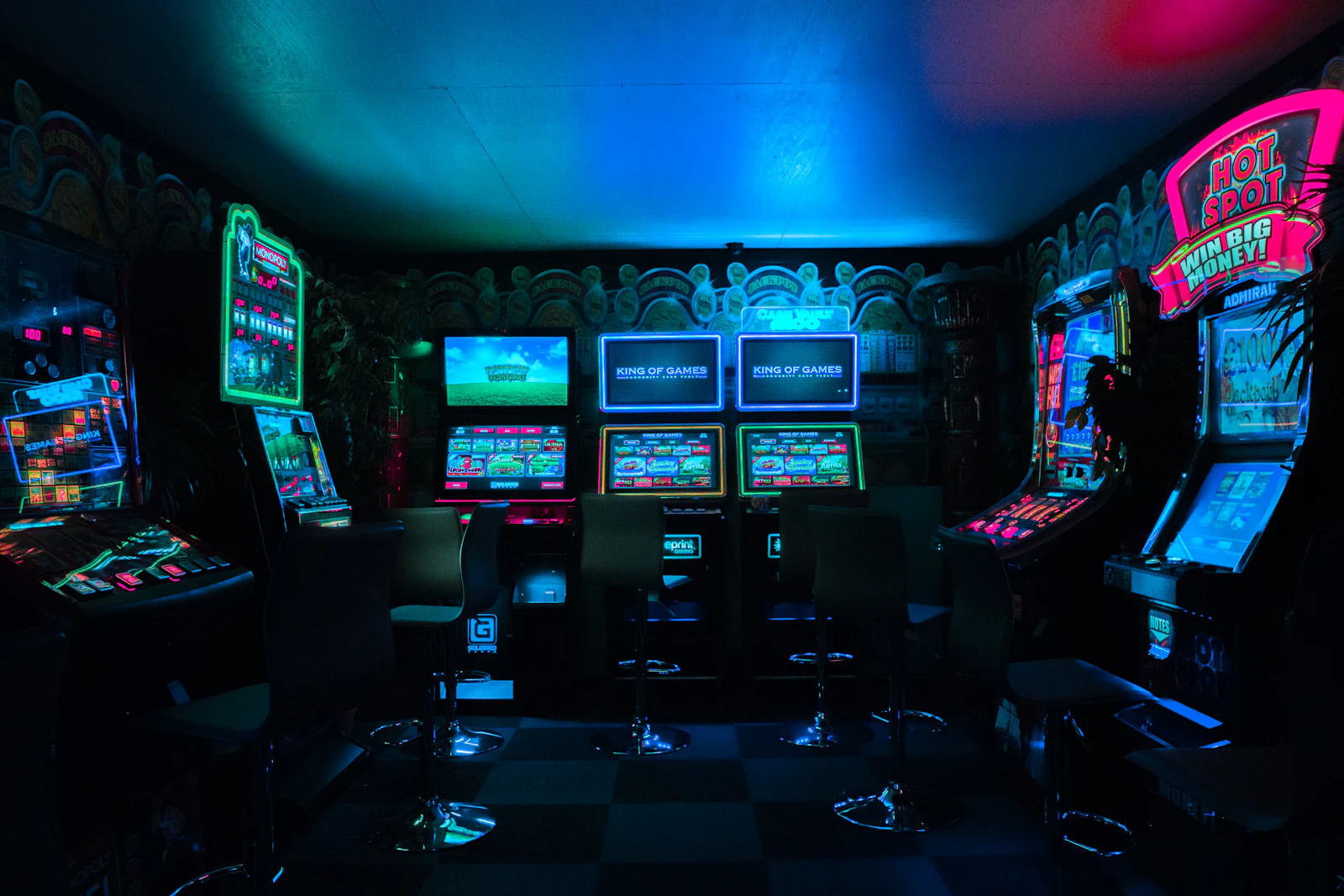Table de poker élégante avec cartes, jetons et lumière tamisée pour une ambiance premium