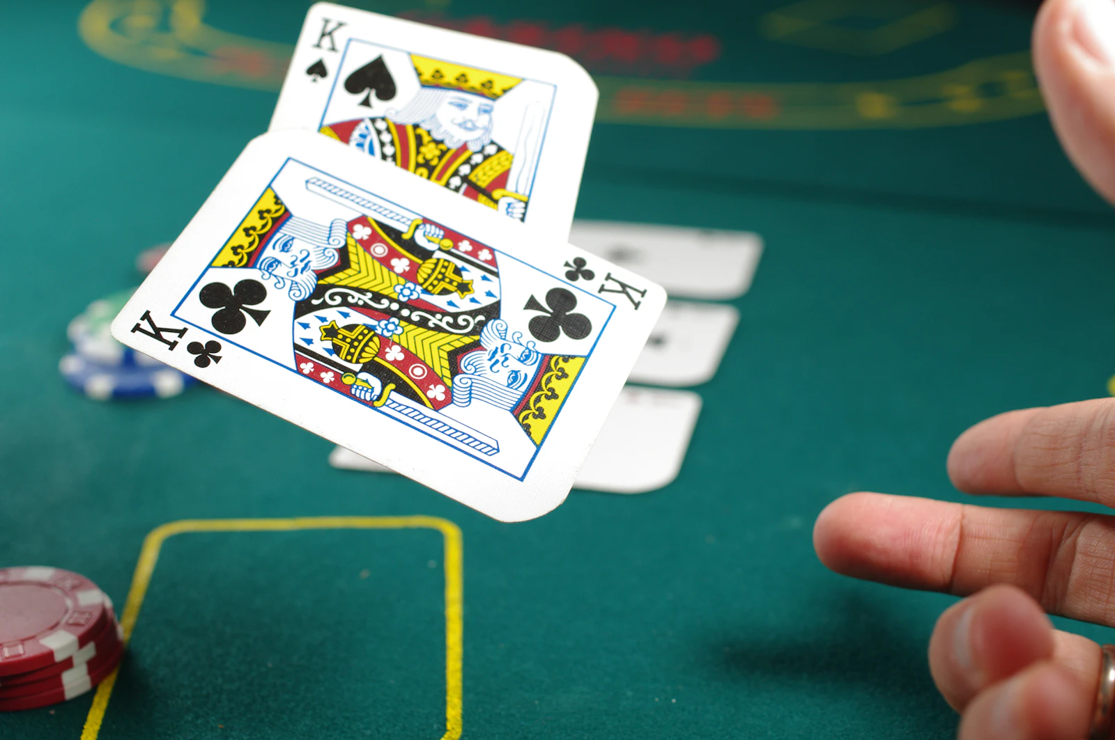 Ambiance élégante de soirée poker avec jetons et cartes